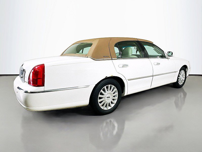Used 2004 Lincoln Town Car Signature RWD image 7