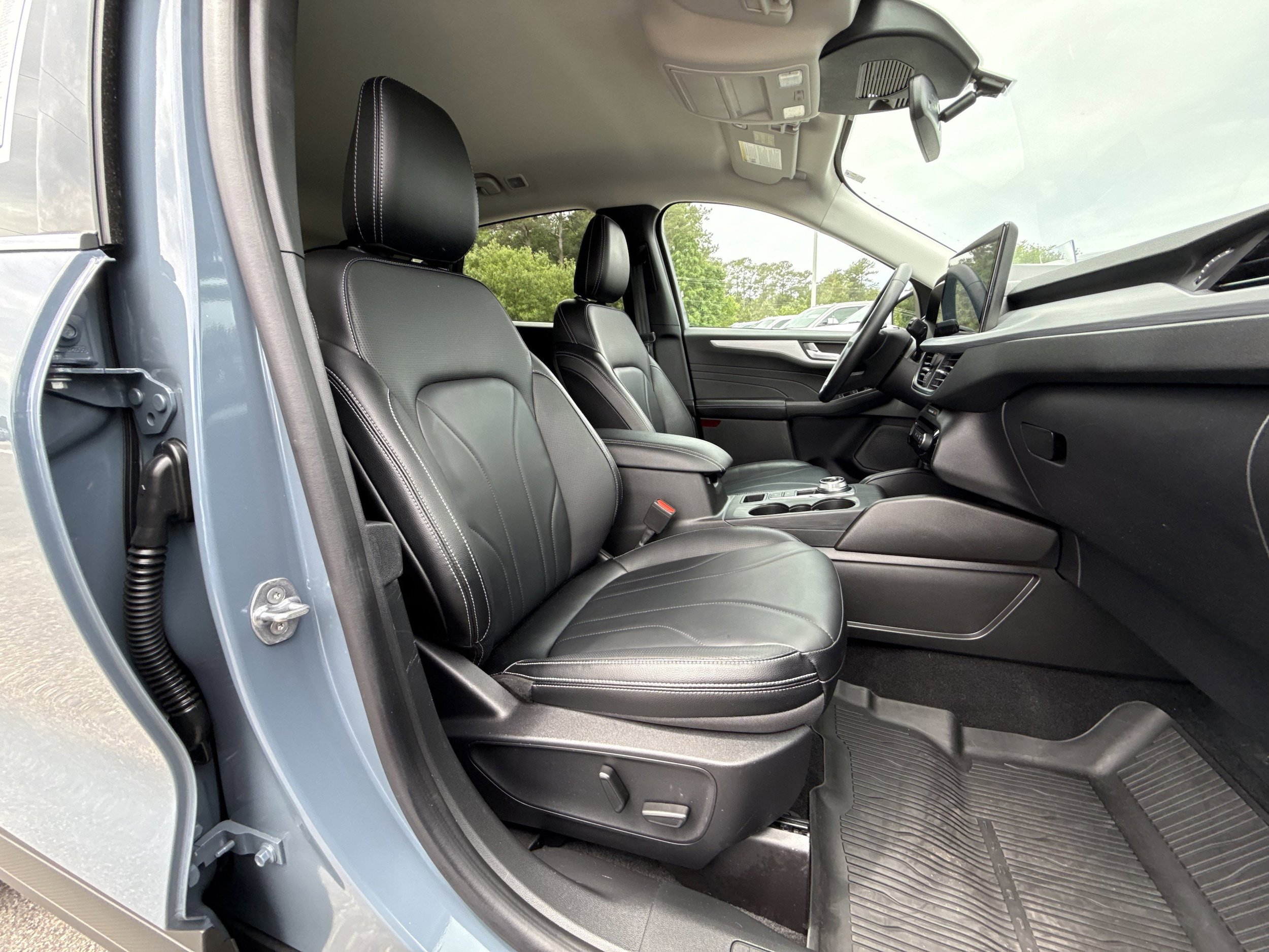 Used 2025 Ford Escape Platinum w/ Premium Technology Package FWD image 10