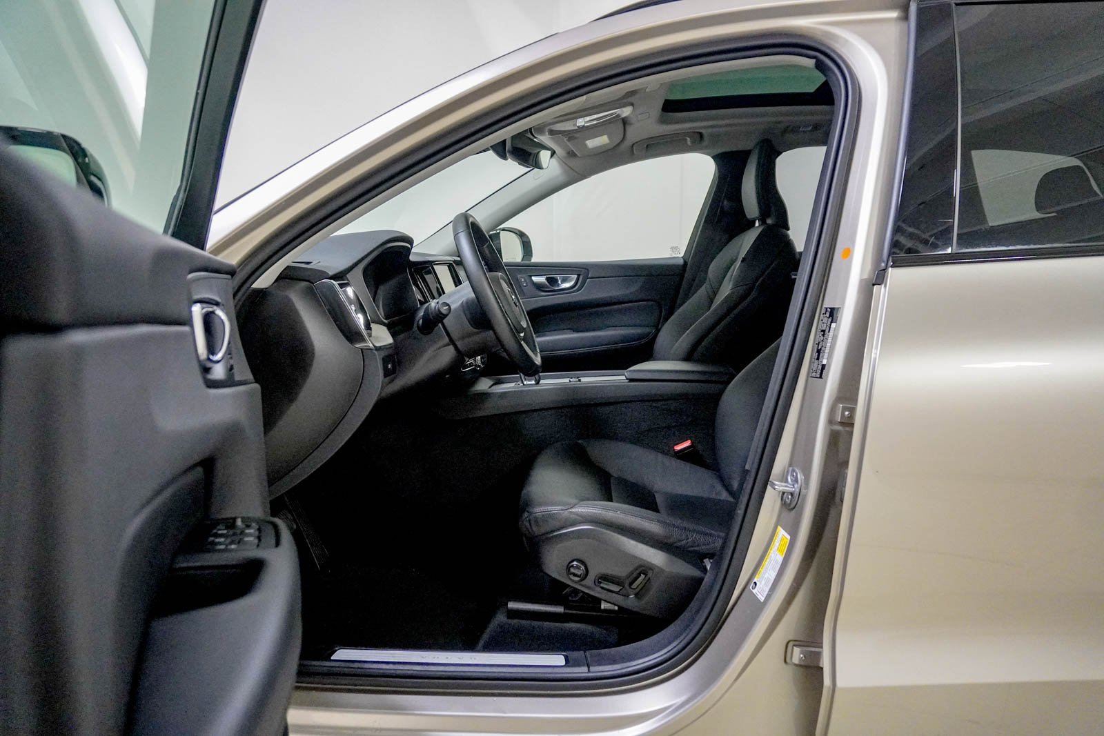 Used 2025 Volvo XC60 B5 Plus image 19