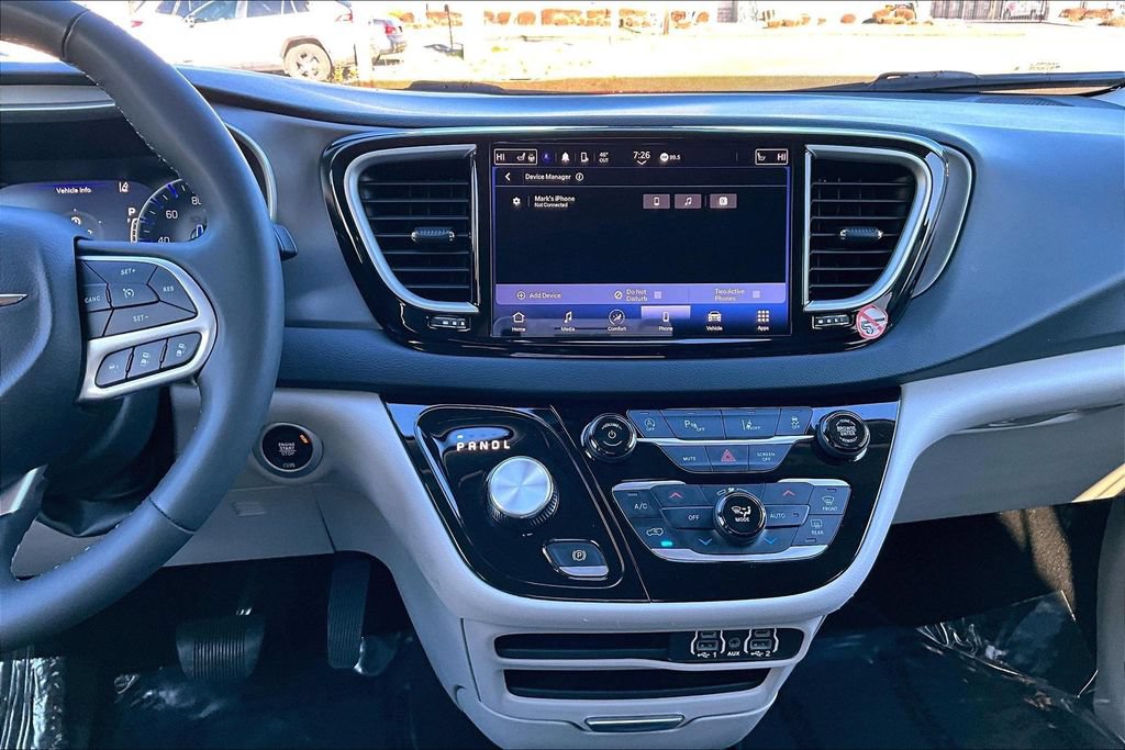 Used 2023 Chrysler Pacifica Touring-L FWD image 8