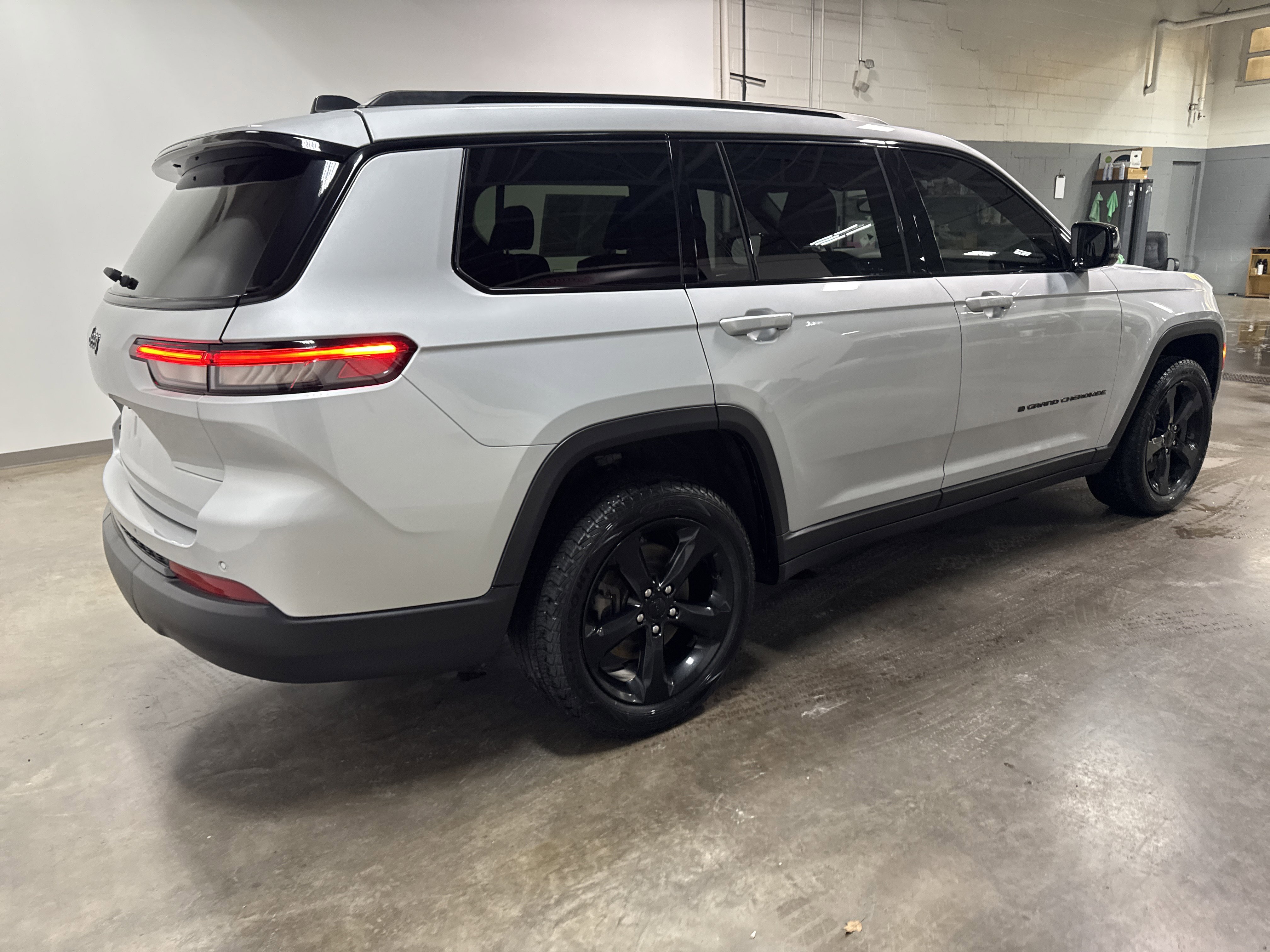 Used 2021 Jeep Grand Cherokee L Altitude image 3