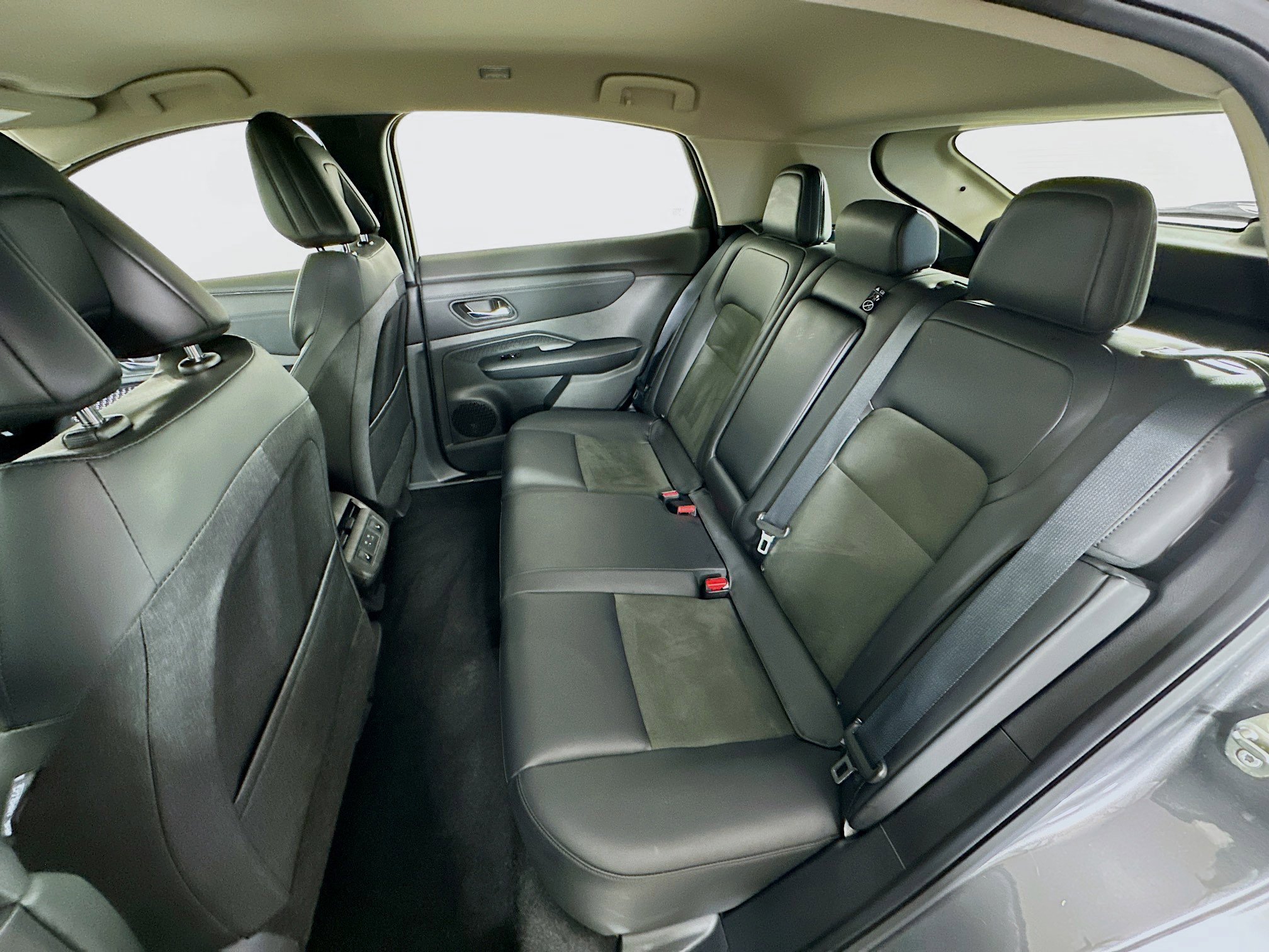 Used 2023 Nissan Ariya AWD image 28