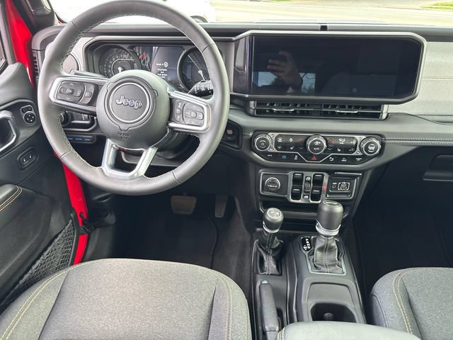 Used 2025 Jeep Wrangler Unlimited Sahara w/ Safety Group AWD/4WD image 12