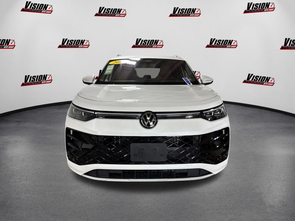 Used 2025 Volkswagen Tiguan SEL R-Line AWD/4WD image 2