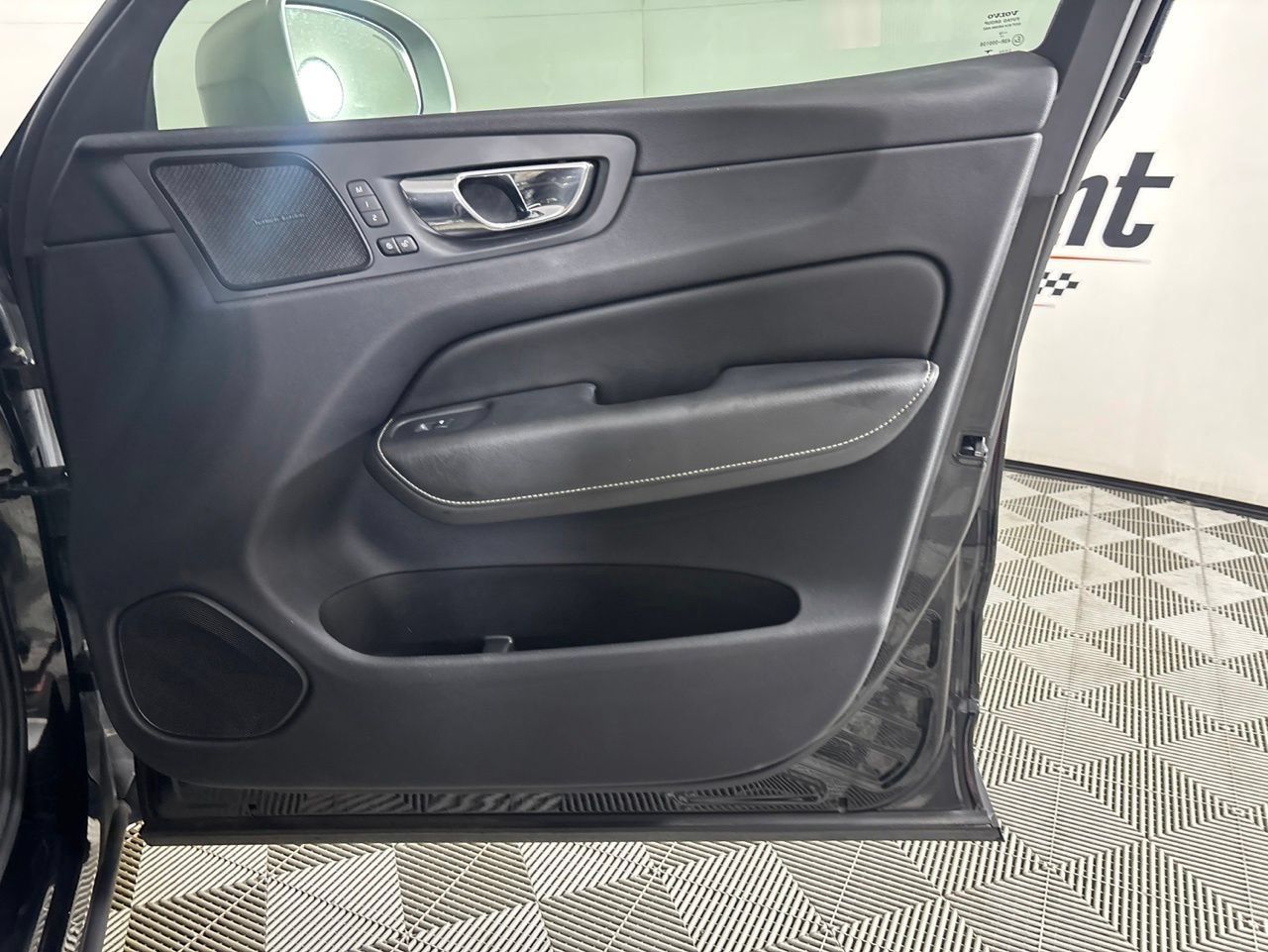 Used 2019 Volvo XC60 T5 R-Design w/ Protection Package Premier FWD image 29