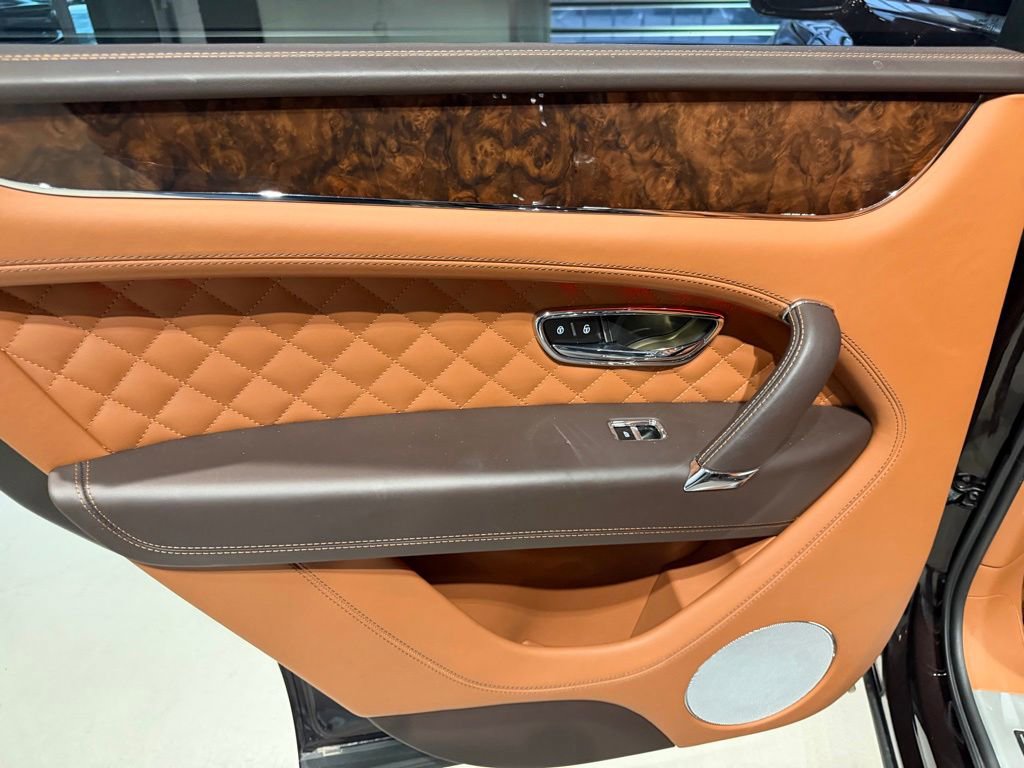 Used 2018 Bentley Bentayga AWD/4WD image 34