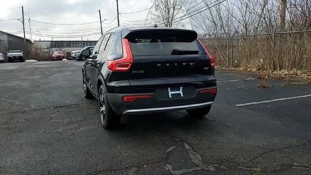 Used 2025 Volvo XC40 B5 Core image 7