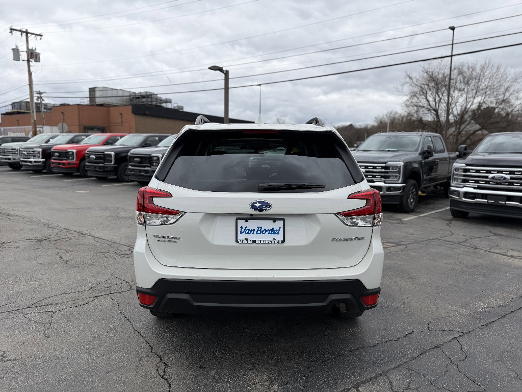 Used 2023 Subaru Forester Premium image 5