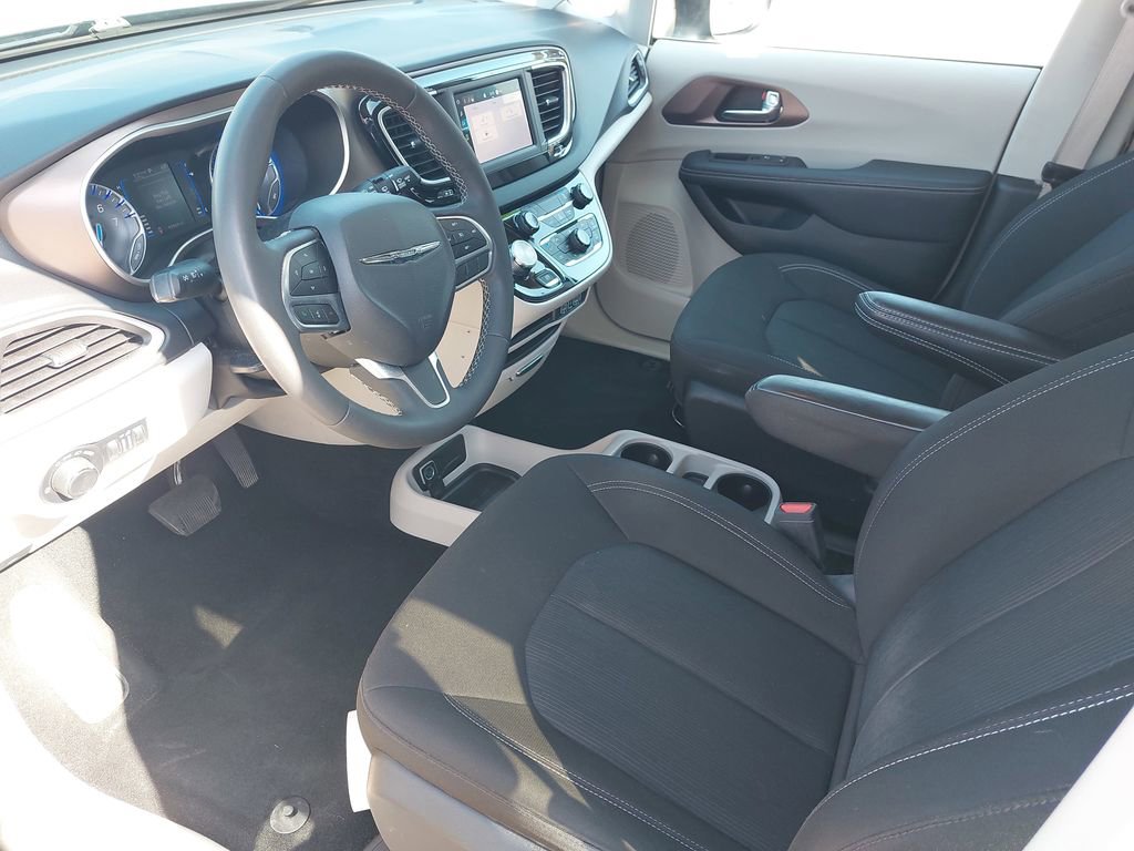 Used 2023 Chrysler Voyager LX image 13