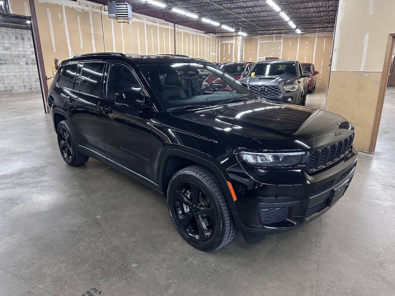 Used 2023 Jeep Grand Cherokee L Laredo AWD/4WD image 2