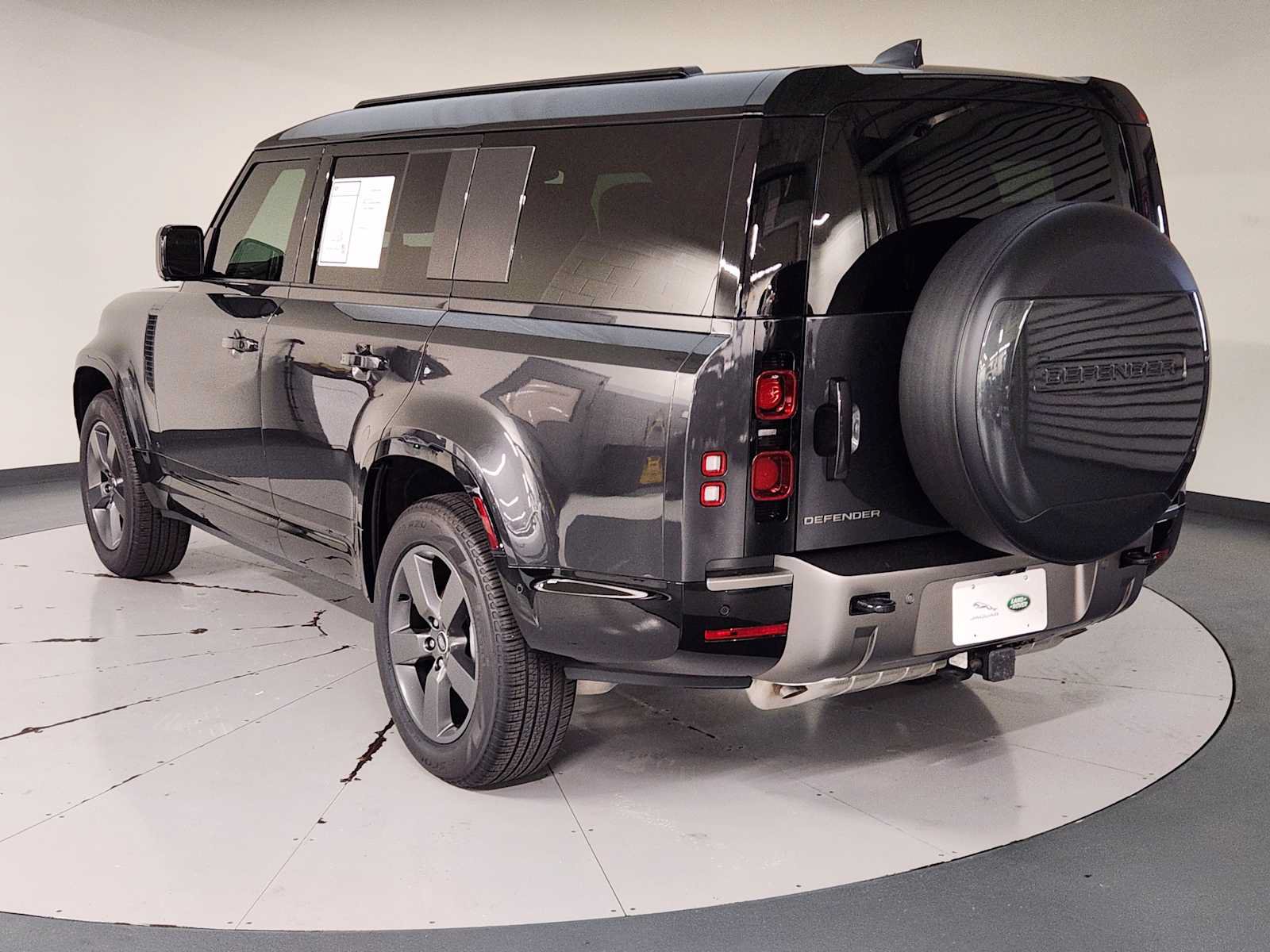 Used 2025 Land Rover Defender 130 X-Dynamic SE AWD/4WD image 9
