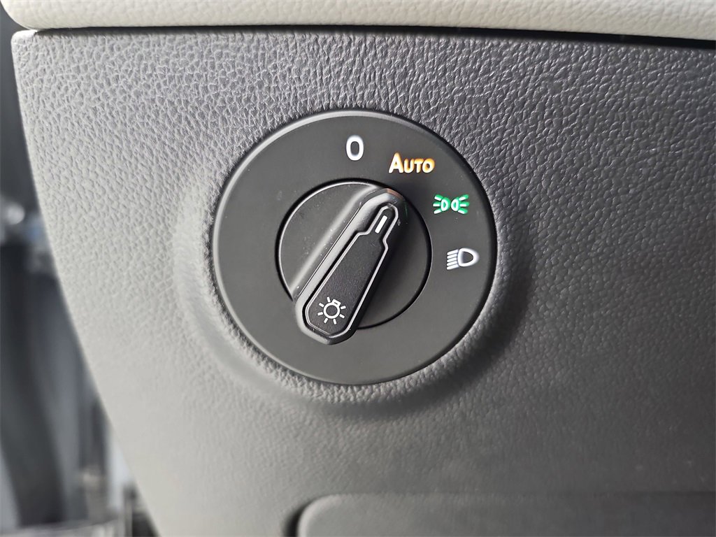 Used 2024 Volkswagen Taos SE image 34