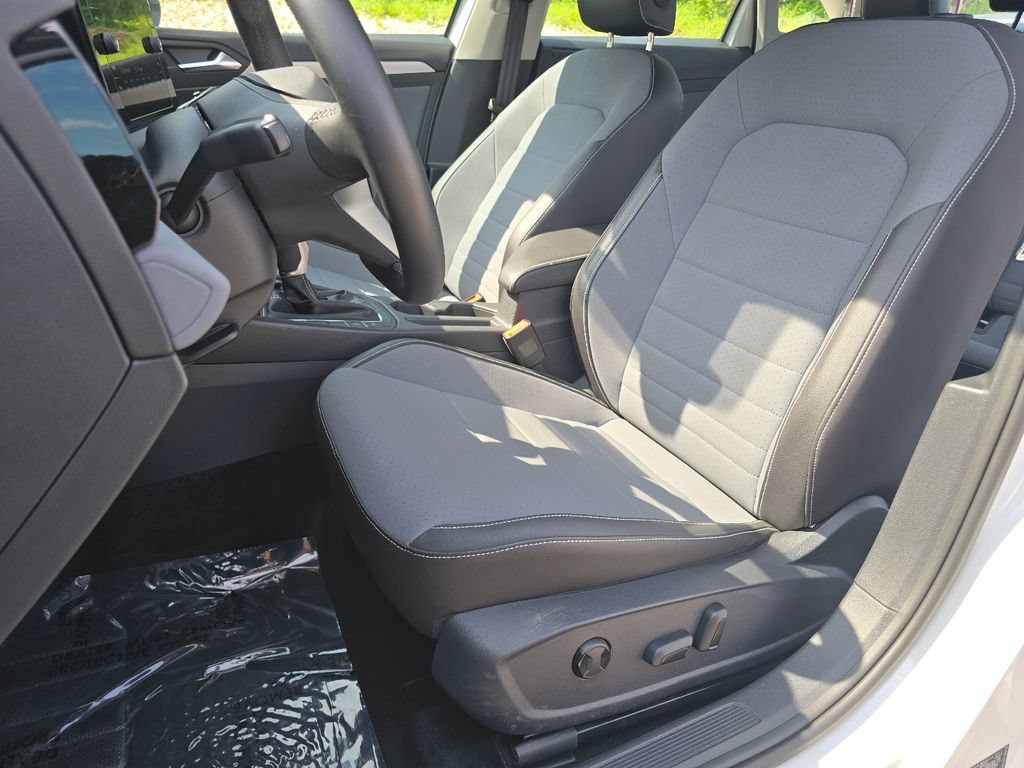 Certified 2025 Volkswagen Jetta SE w/ Black Wheel Package FWD image 29