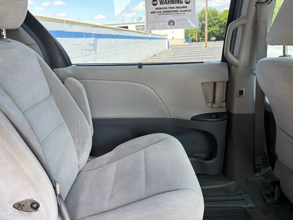 Used 2016 Toyota Sienna LE FWD image 19