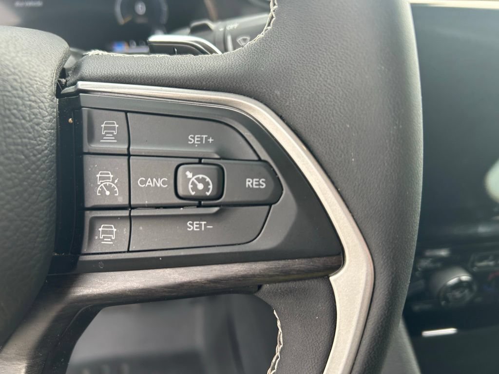 Used 2023 Jeep Grand Cherokee Limited AWD/4WD image 21