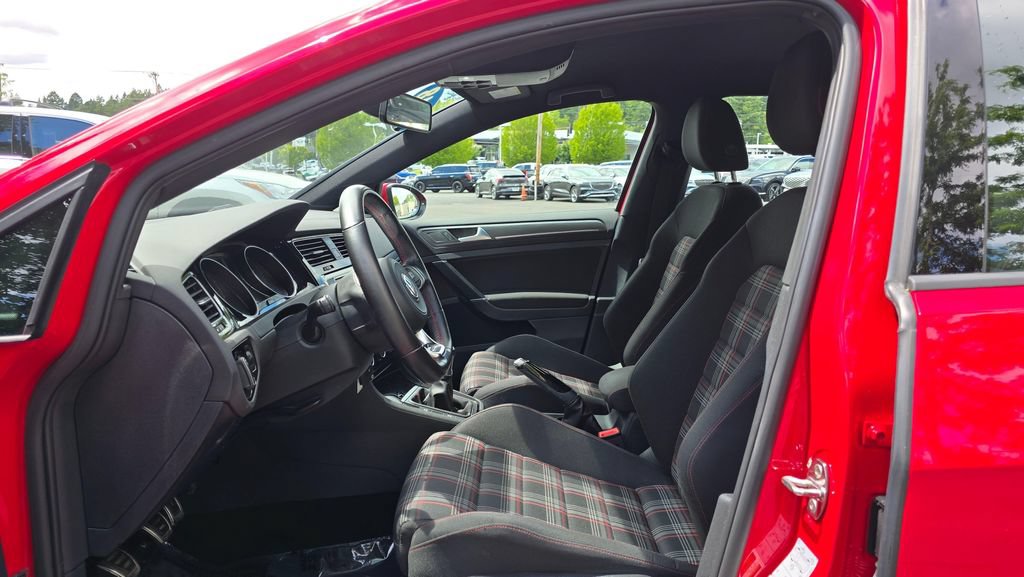 Used 2018 Volkswagen Golf 4-Door FWD image 56