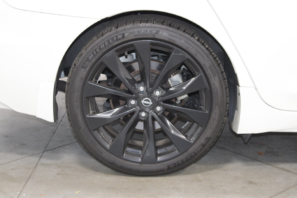 Used 2023 Nissan Maxima SR w/ Sport Mat Group FWD image 12