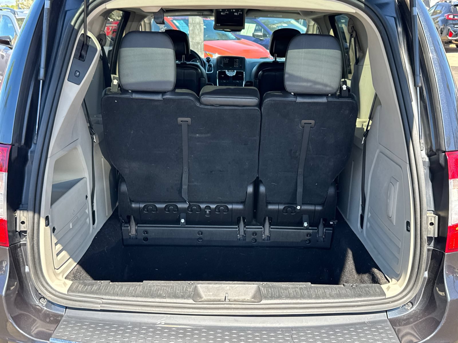 Used 2014 Chrysler Town & Country Touring FWD image 6