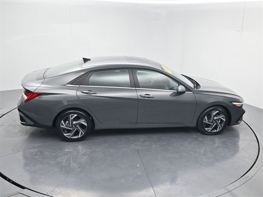 Used 2025 Hyundai Elantra SEL image 49