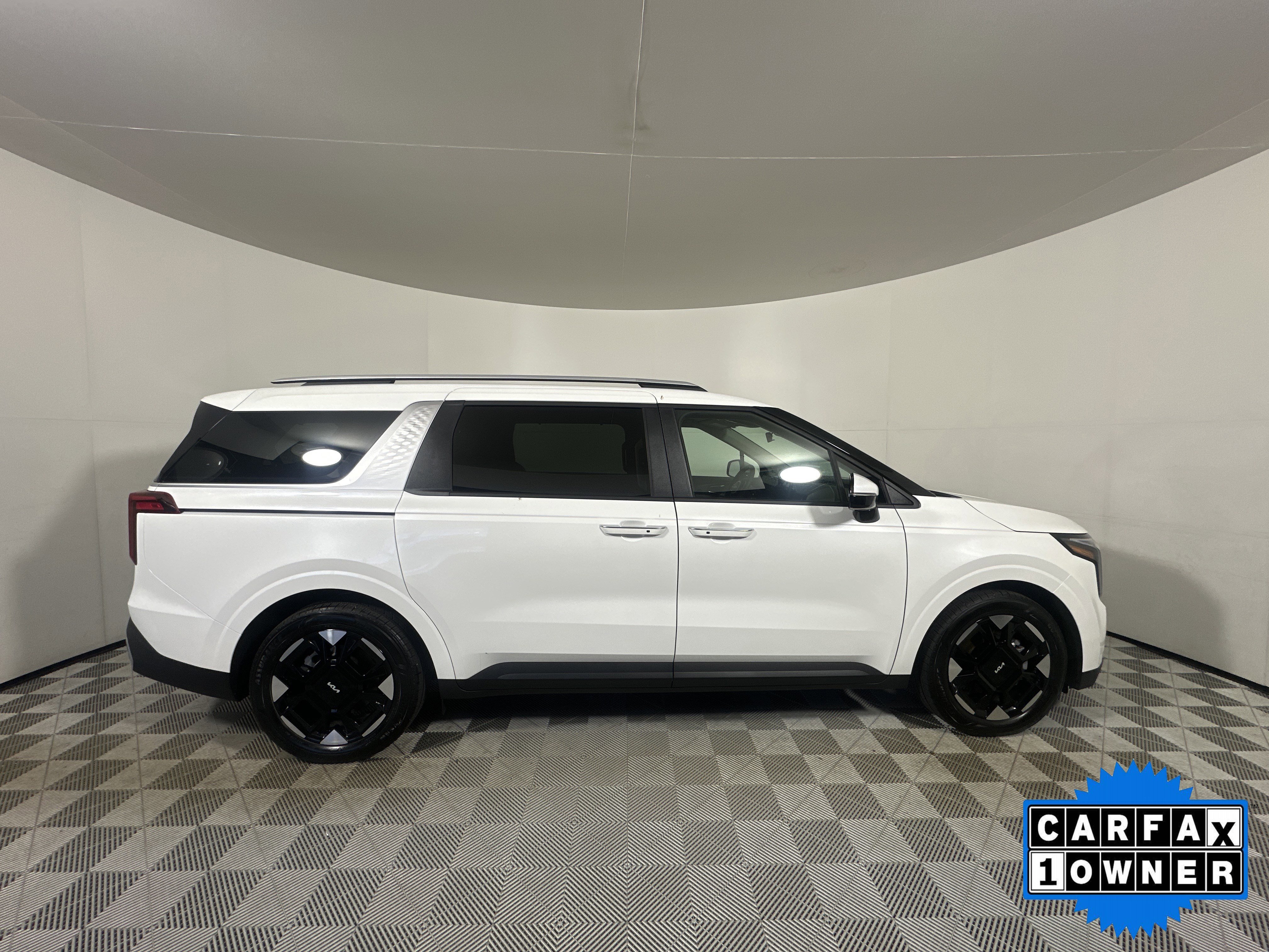 Used 2026 Kia Carnival EX image 8
