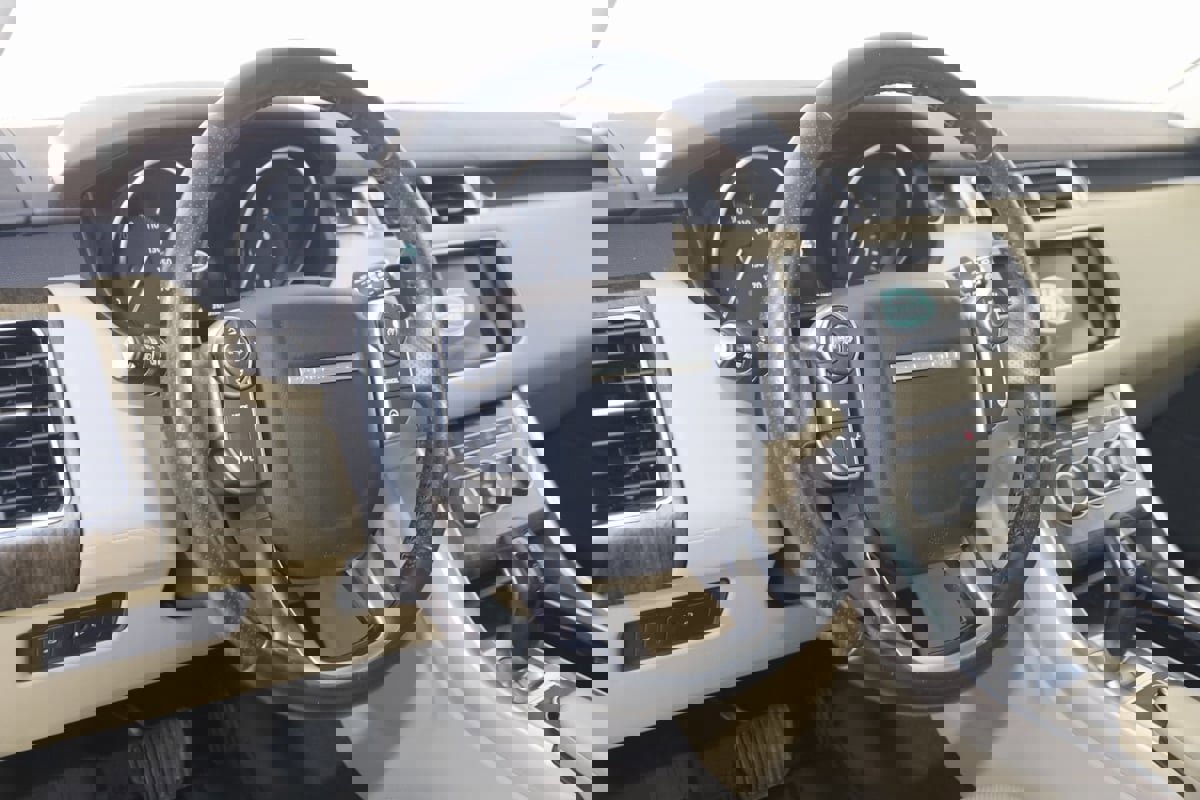 Used 2016 Land Rover Range Rover Sport SE image 6