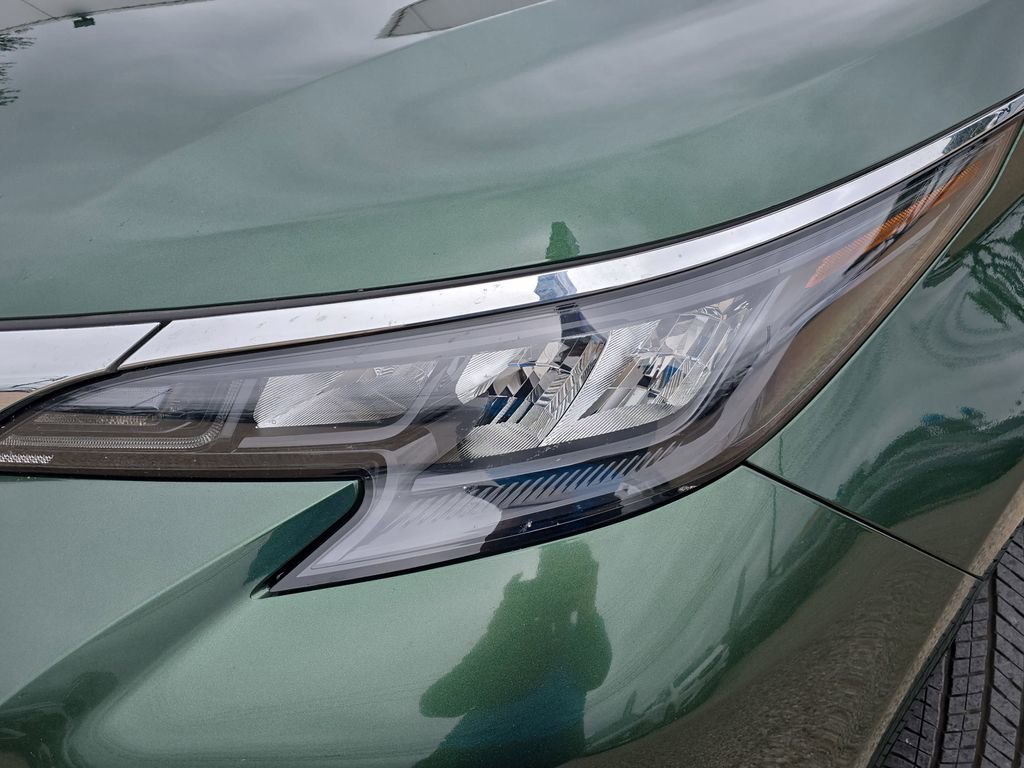 Used 2025 Toyota Sienna XLE FWD image 32
