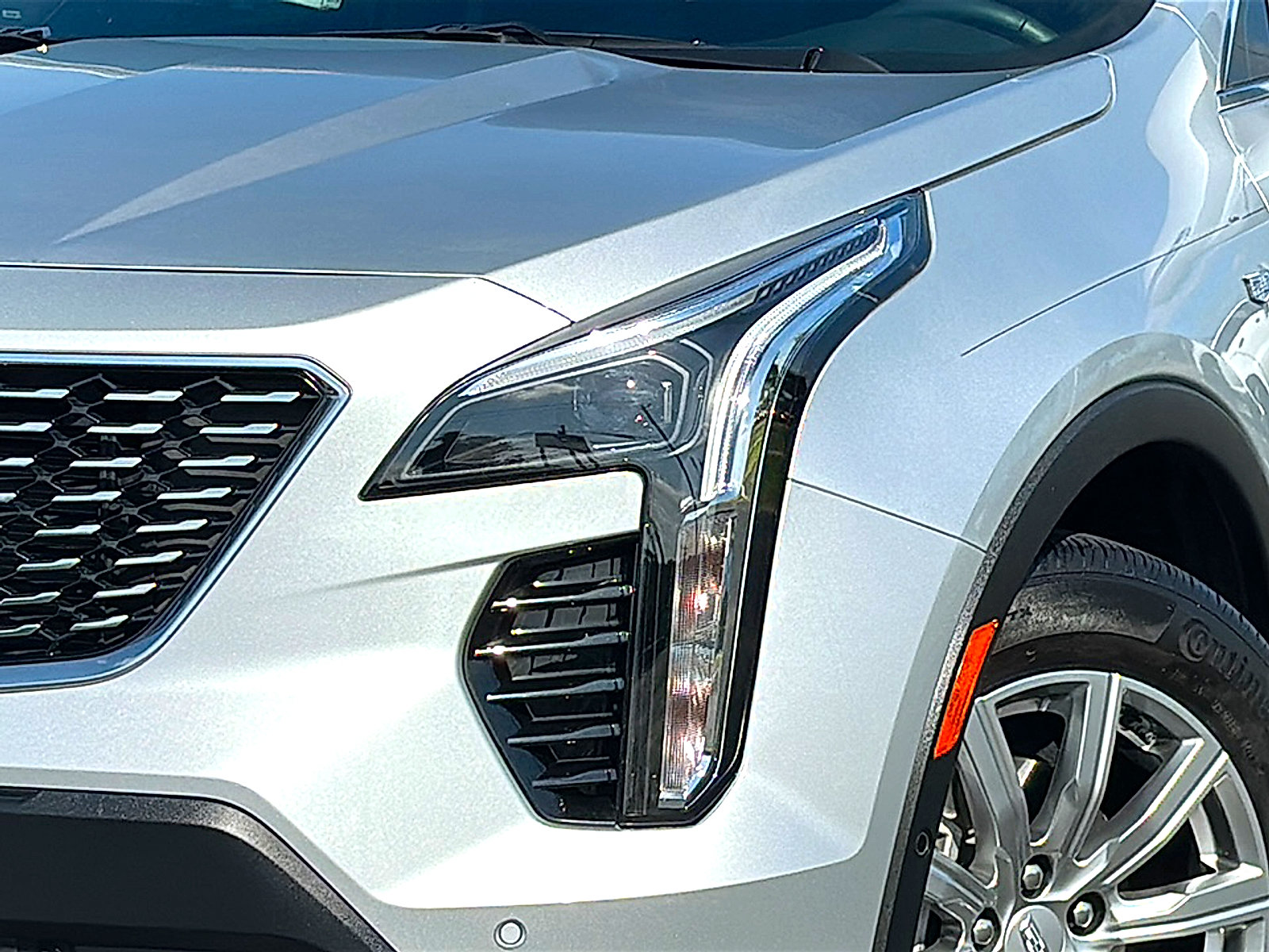 Used 2022 Cadillac XT4 Premium Luxury w/ Enhanced Visibility Package FWD image 4