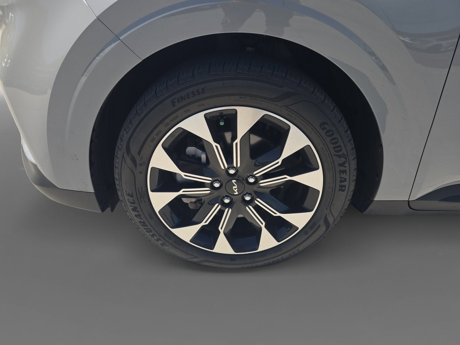 Used 2024 Kia Carnival EX FWD image 9