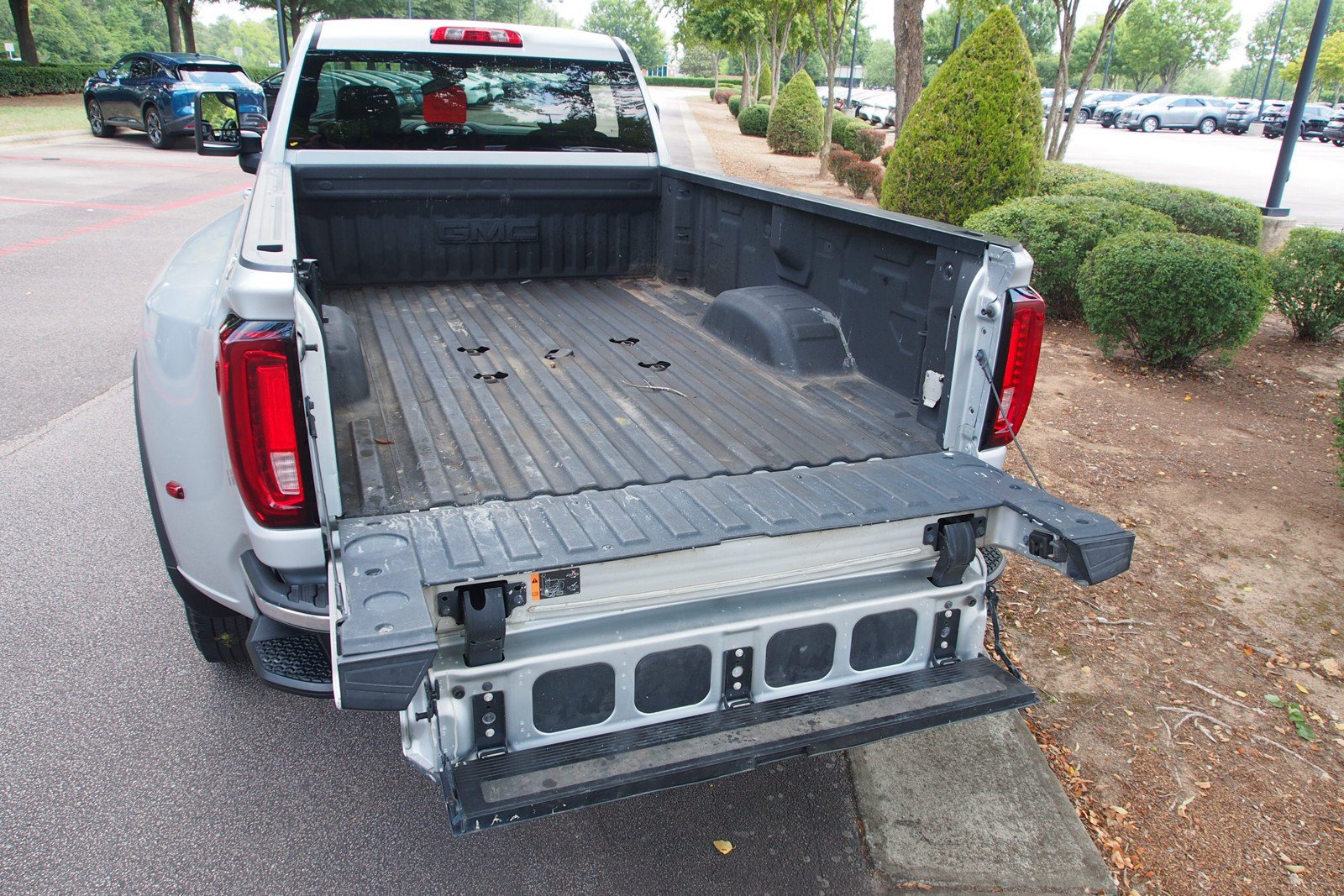 Used 2022 GMC Sierra 3500 SLE w/ SLE Convenience Package AWD/4WD image 7