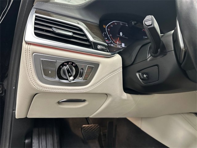 Used 2022 BMW 750i xDrive image 33