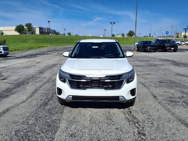 Used 2024 Kia Seltos LX AWD/4WD image 2
