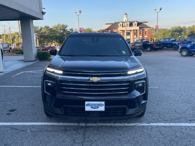 Used 2025 Chevrolet Traverse LT w/ Driver Confidence Package FWD image 2