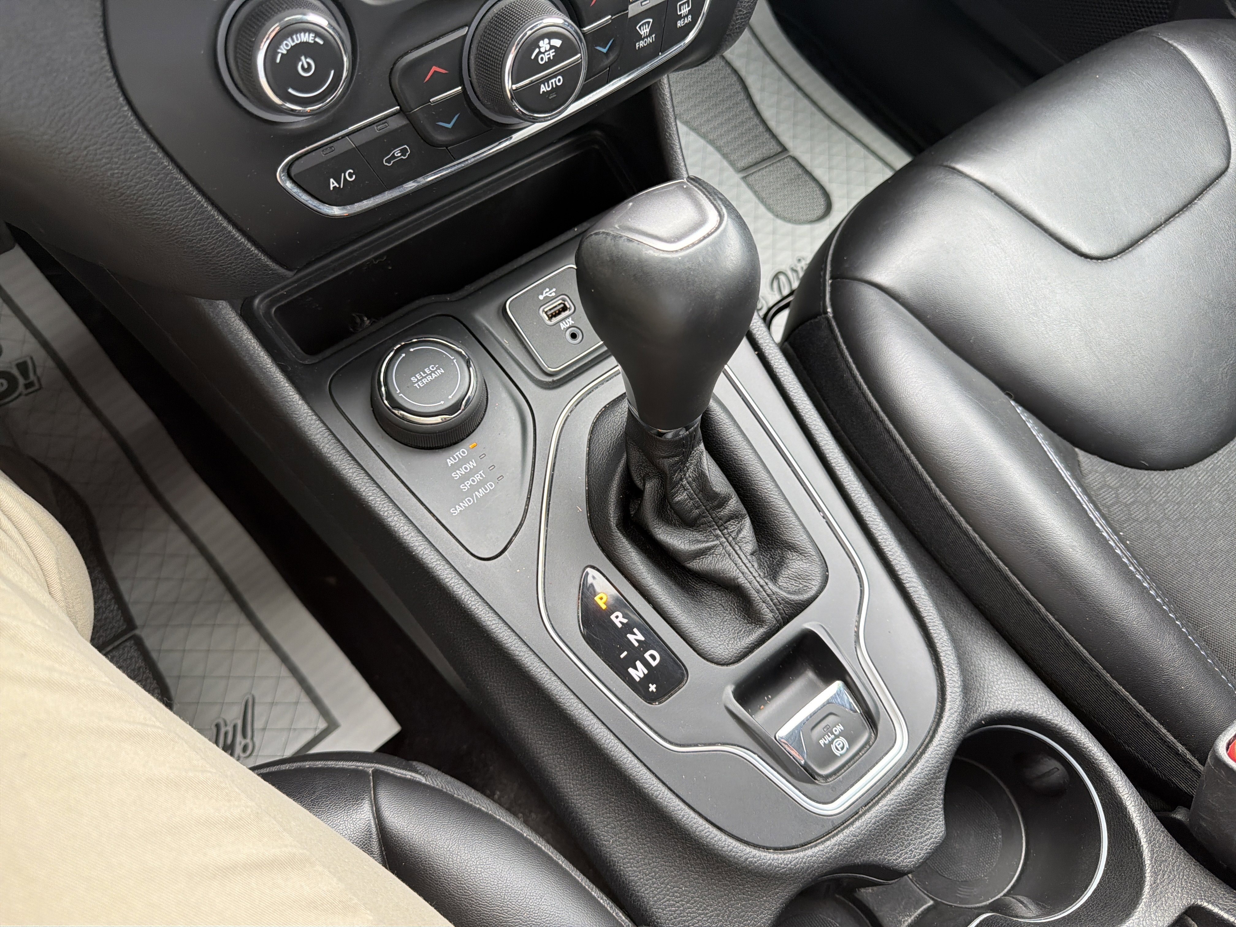 Used 2019 Jeep Cherokee Latitude Plus w/ Comfort/Convenience Group AWD/4WD image 19