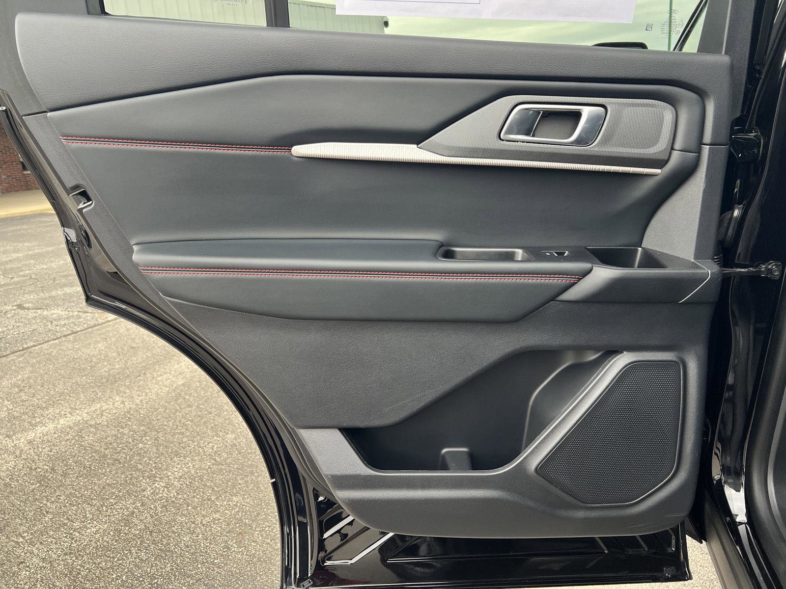 Used 2025 Ford Explorer ST-Line w/ ST-Line Street Pack AWD/4WD image 18