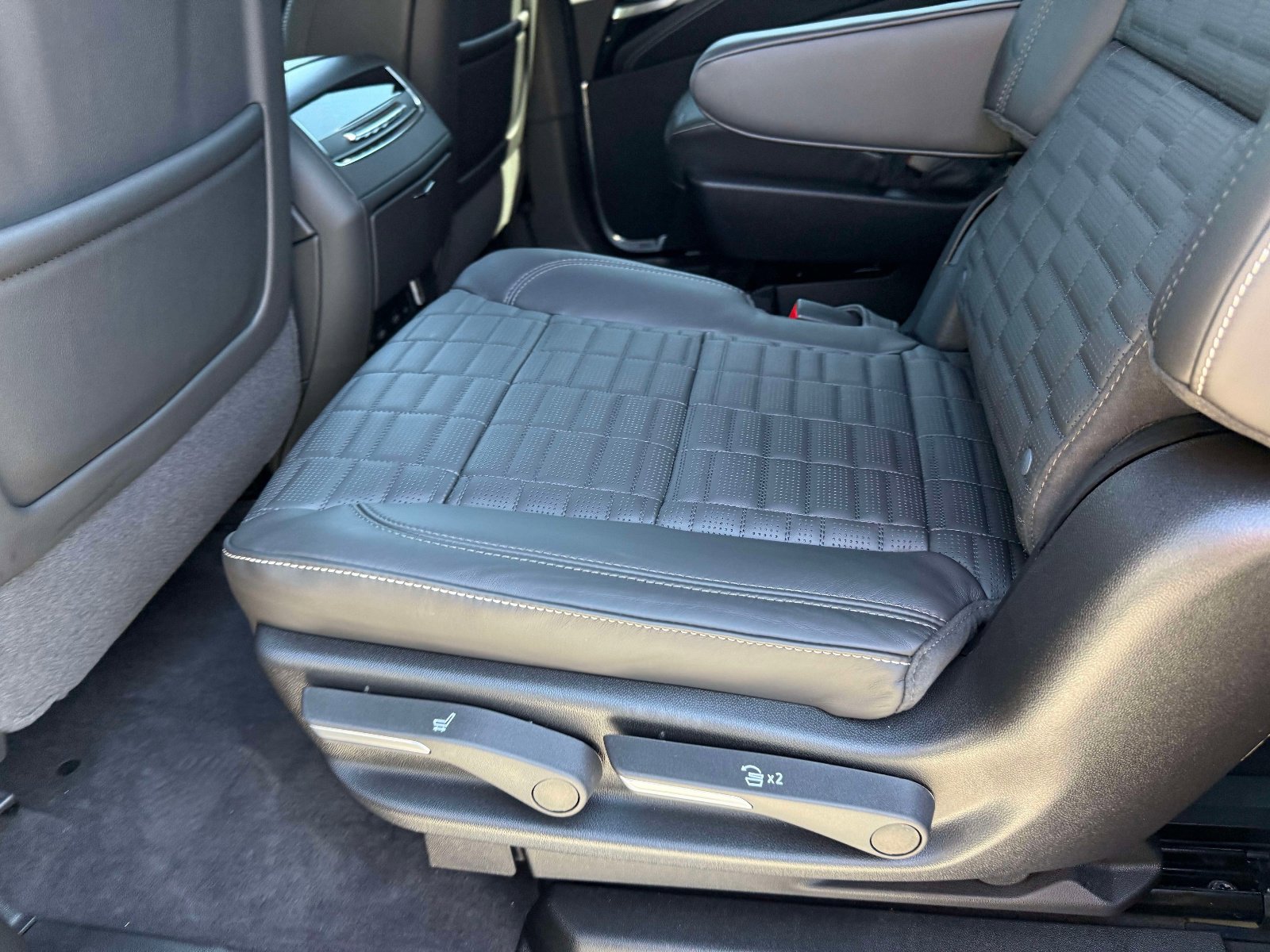 Used 2026 Cadillac Escalade V w/ LPO, ONYX Package image 36