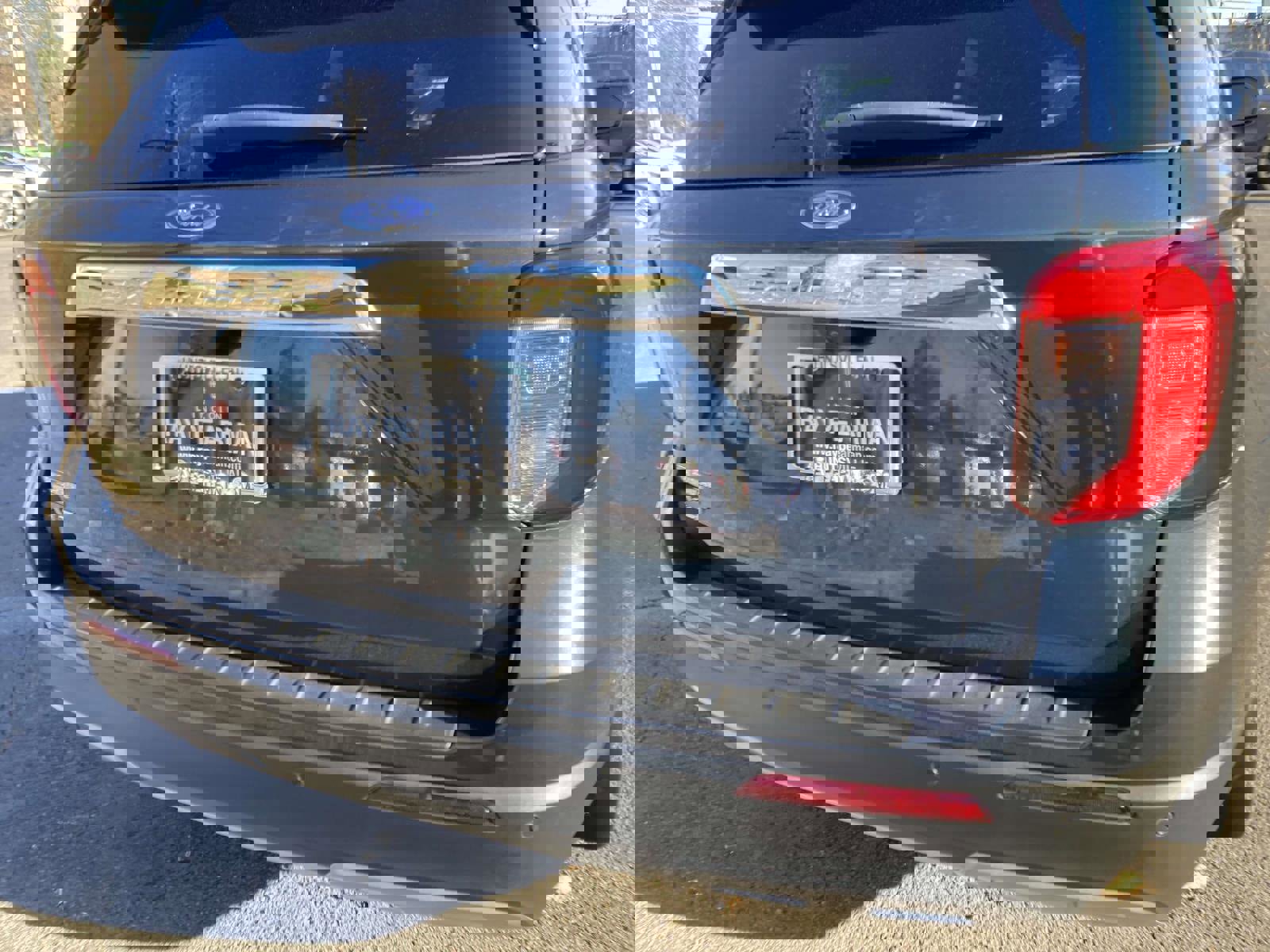 Used 2022 Ford Explorer XLT w/ Equipment Group 202A image 4