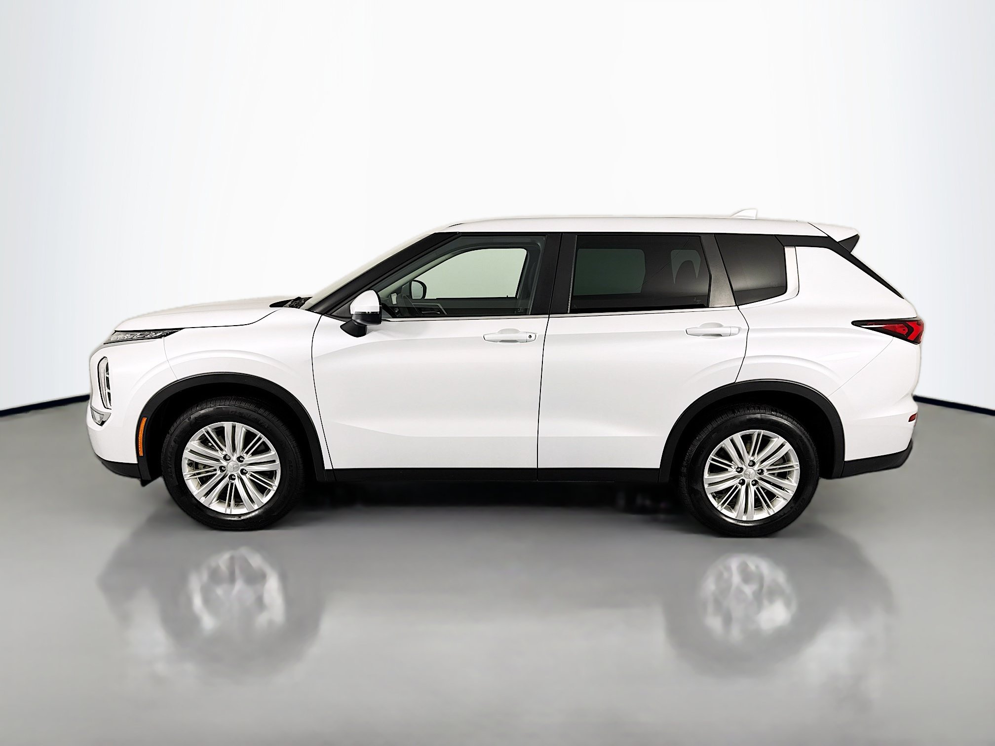 Used 2023 Mitsubishi Outlander ES FWD image 8