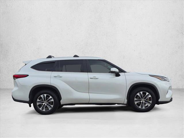 Used 2023 Toyota Highlander XLE FWD video 4