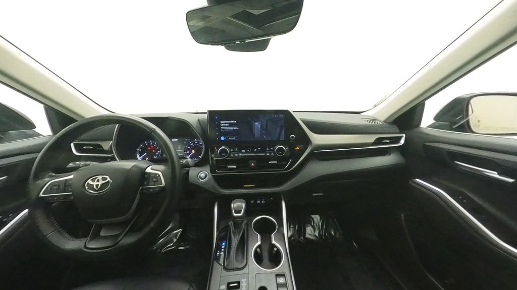 Used 2023 Toyota Highlander XLE image 32