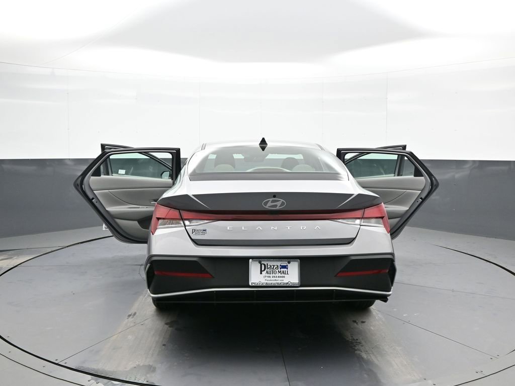 Certified 2025 Hyundai Elantra SE image 46