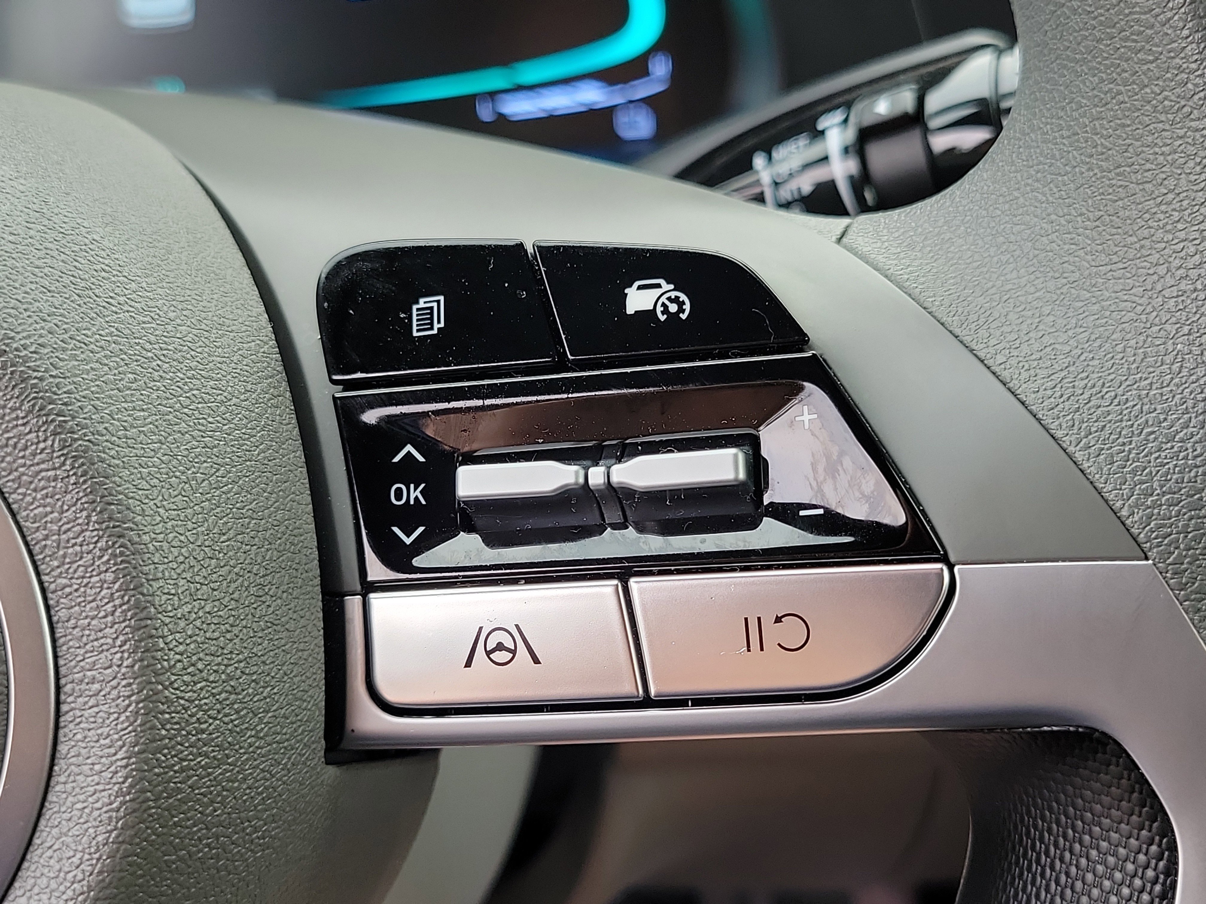 Certified 2025 Hyundai Elantra Hybrid FWD image 16