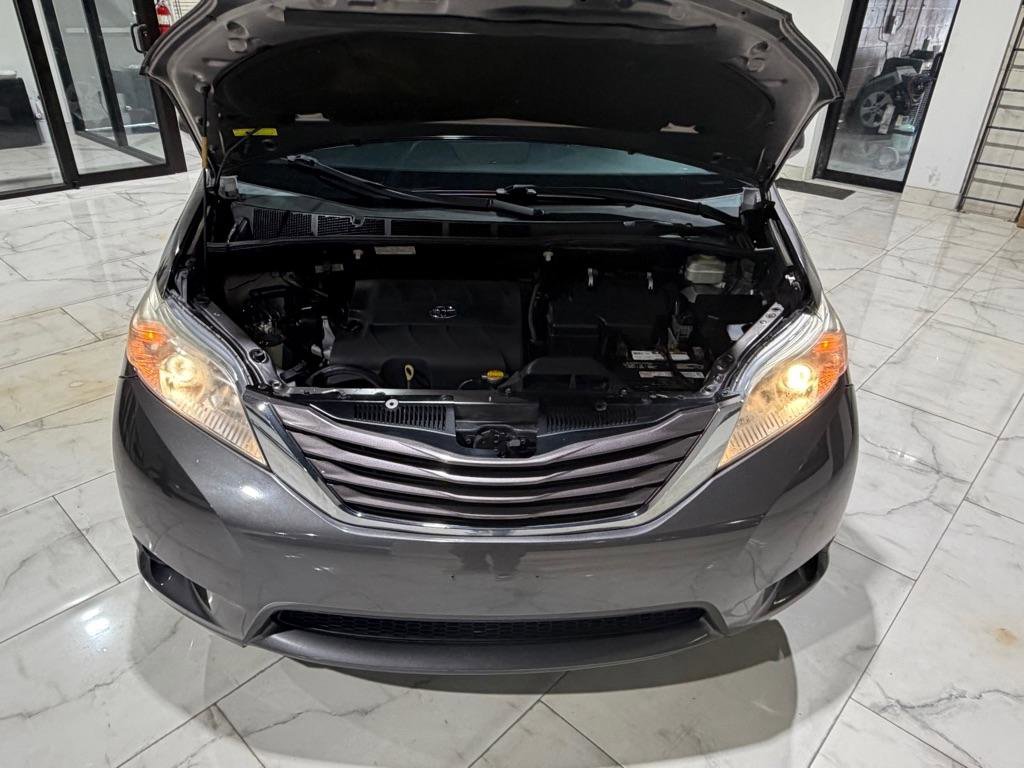 Used 2015 Toyota Sienna LE FWD image 4