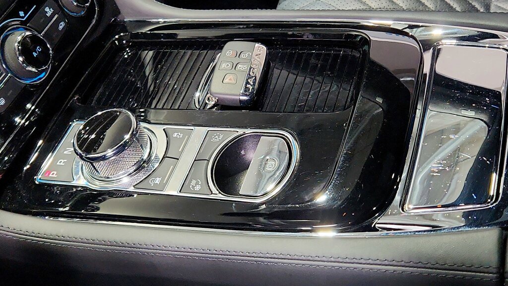 Used 2019 Jaguar XJ AWD image 16