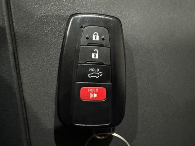Used 2023 Toyota Highlander XLE AWD/4WD image 19