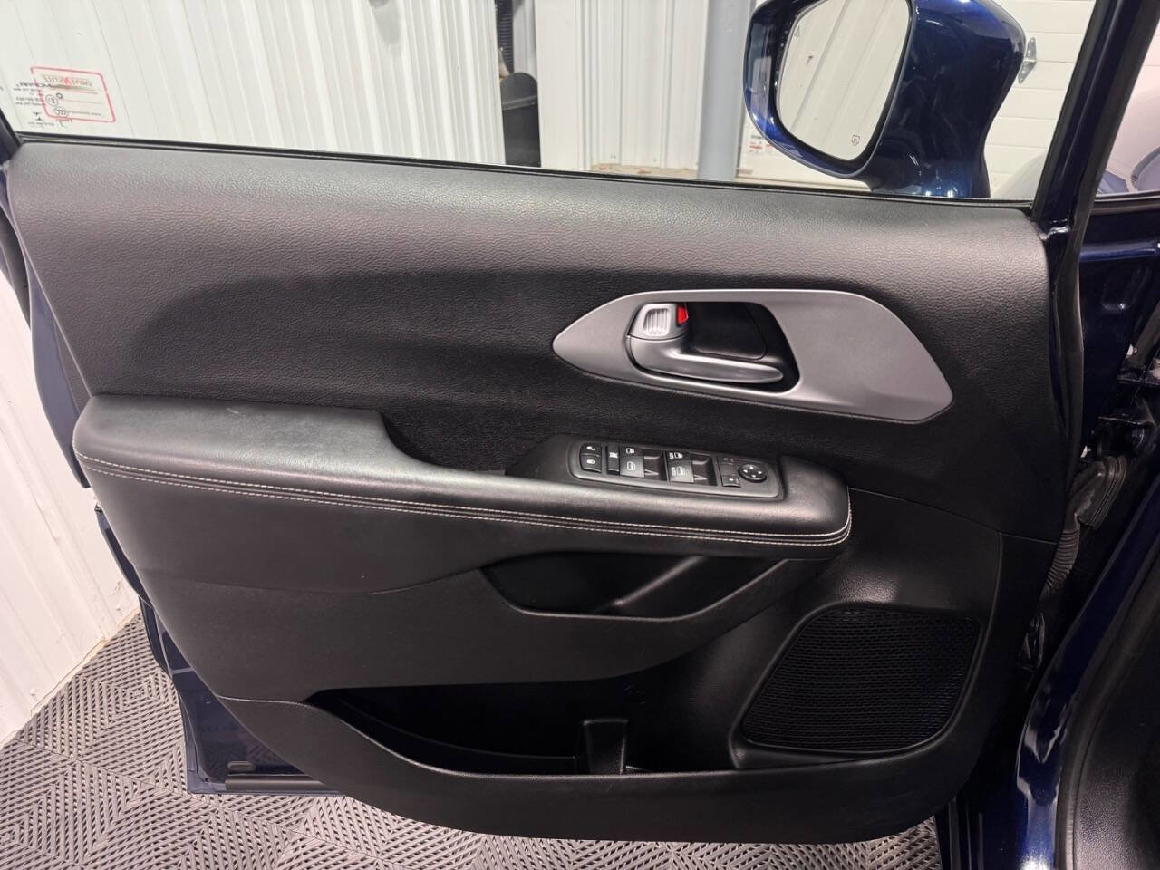 Used 2018 Chrysler Pacifica Touring-L w/ Premium Audio Group image 7