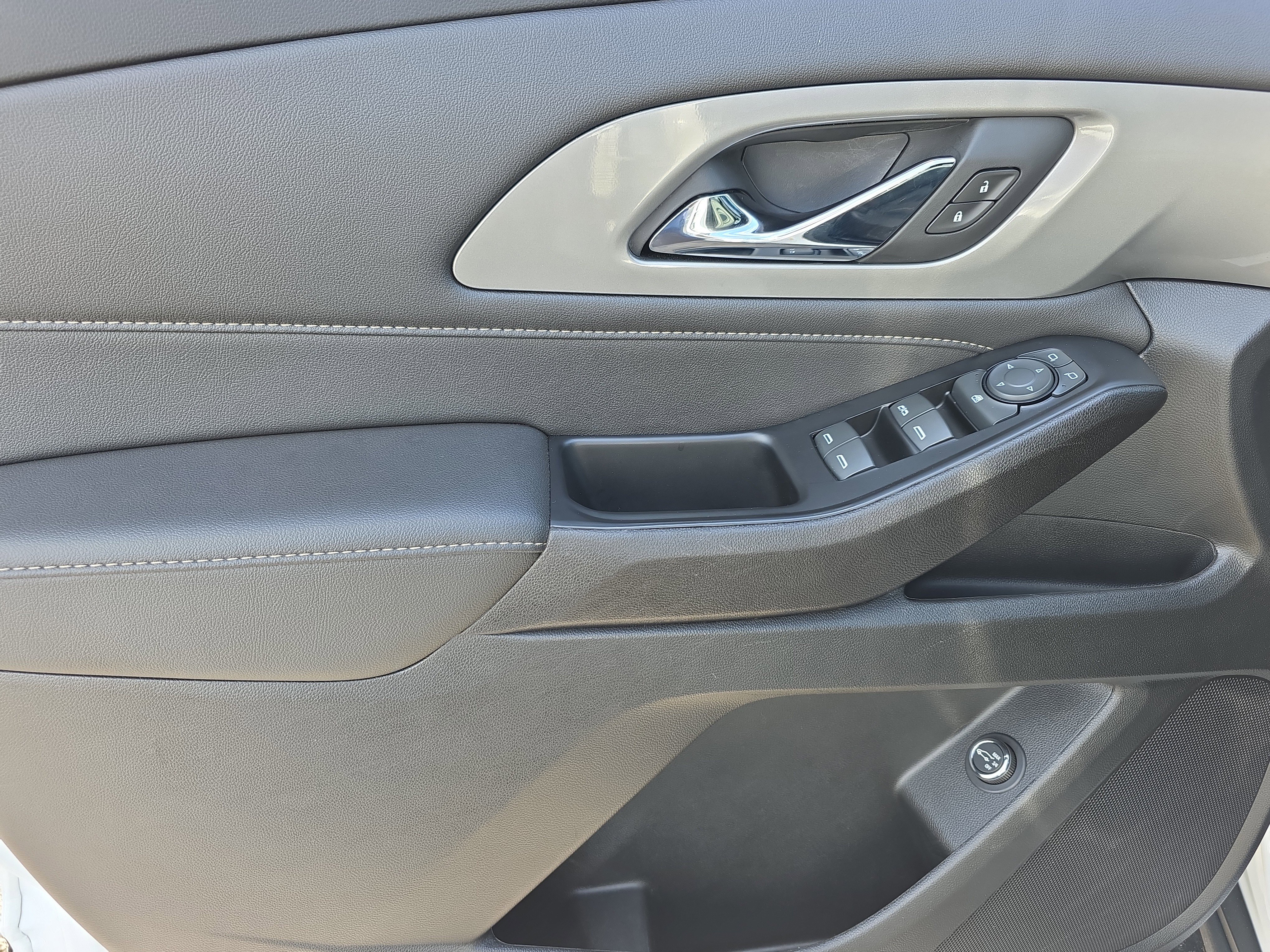 Used 2023 Chevrolet Traverse LT FWD image 50