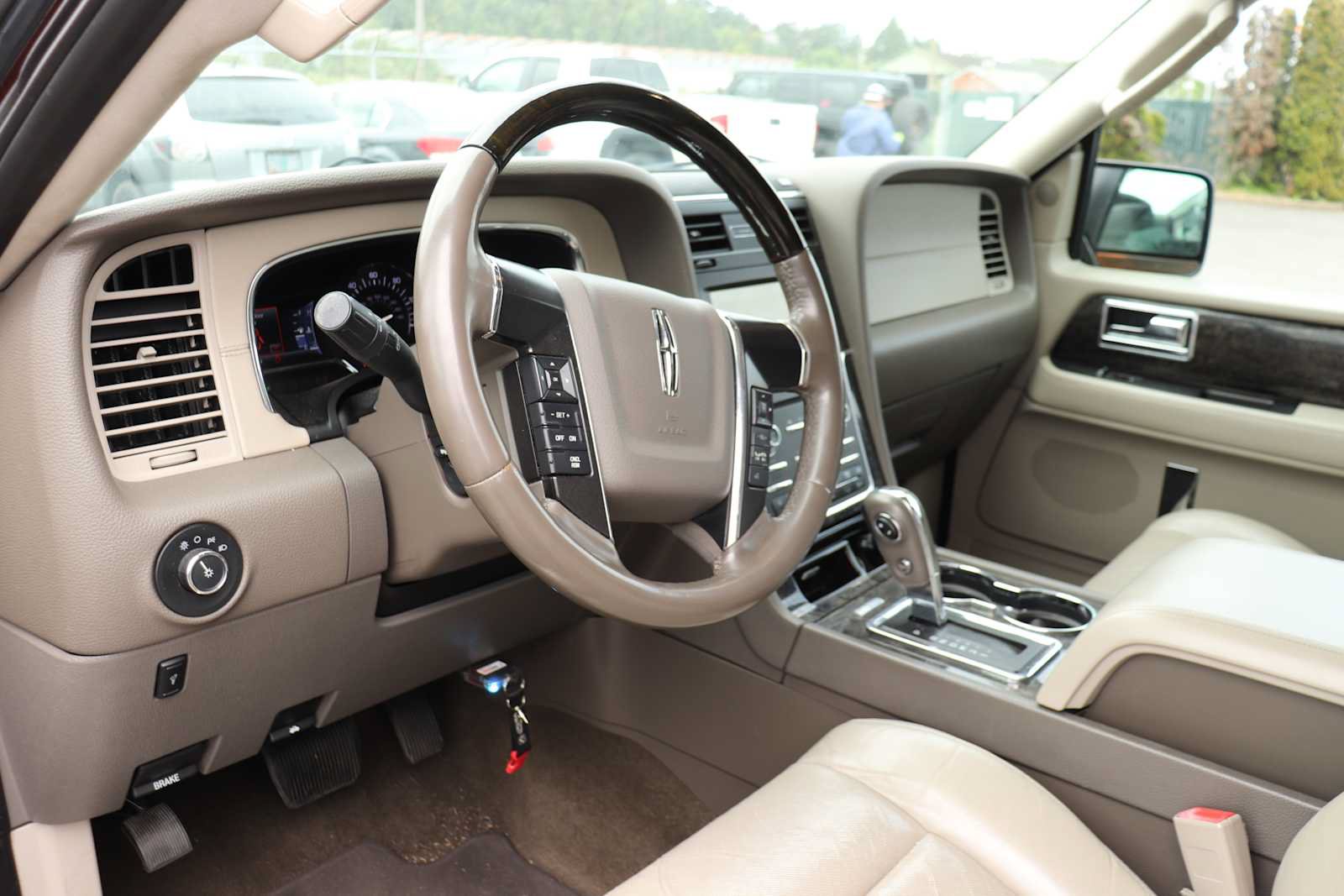 Used 2015 Lincoln Navigator 4WD image 10