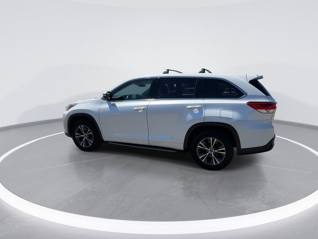 Used 2017 Toyota Highlander LE w/ Carpet Mat Package FWD image 9