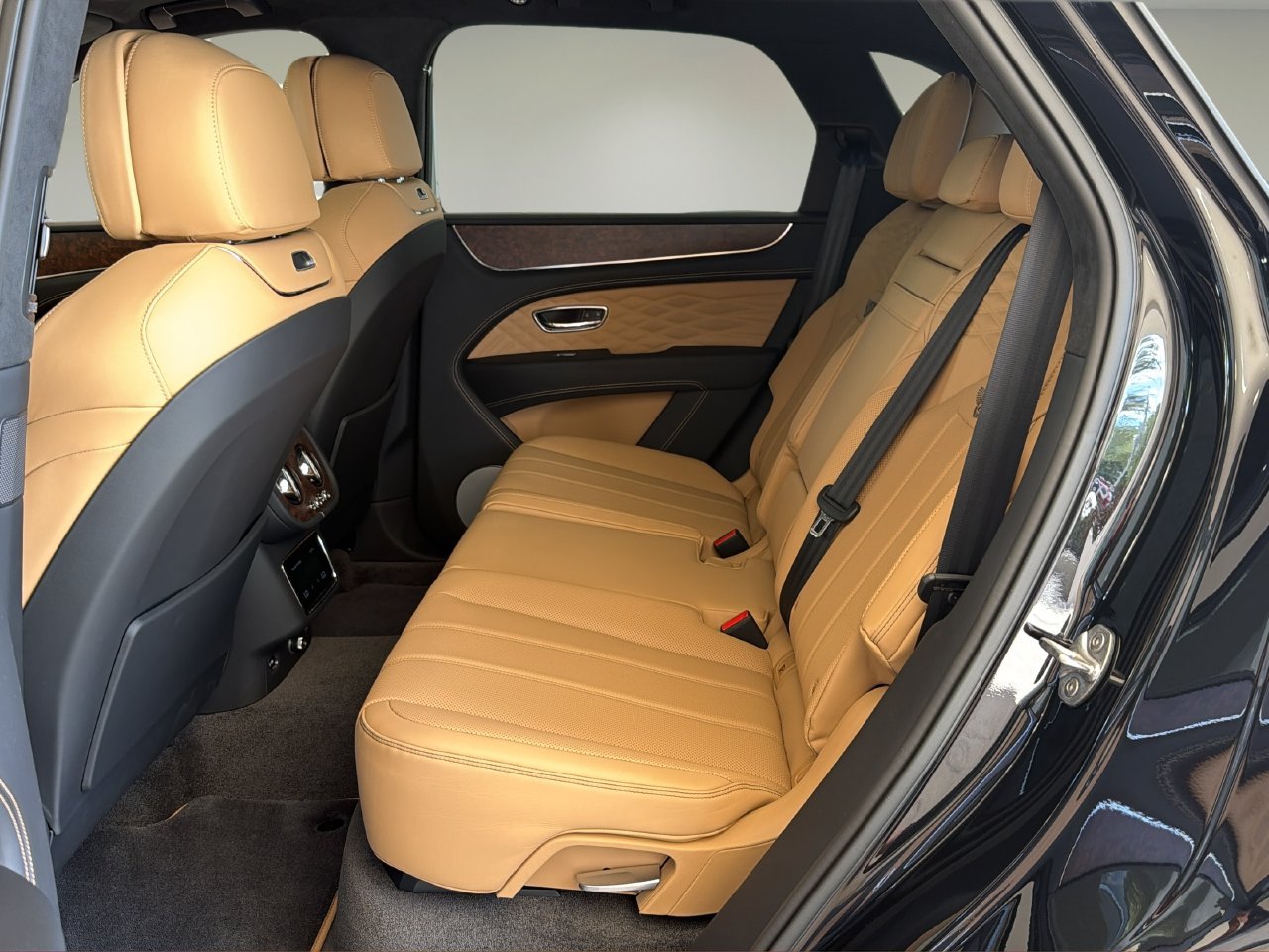 Used 2025 Bentley Bentayga AWD/4WD image 15