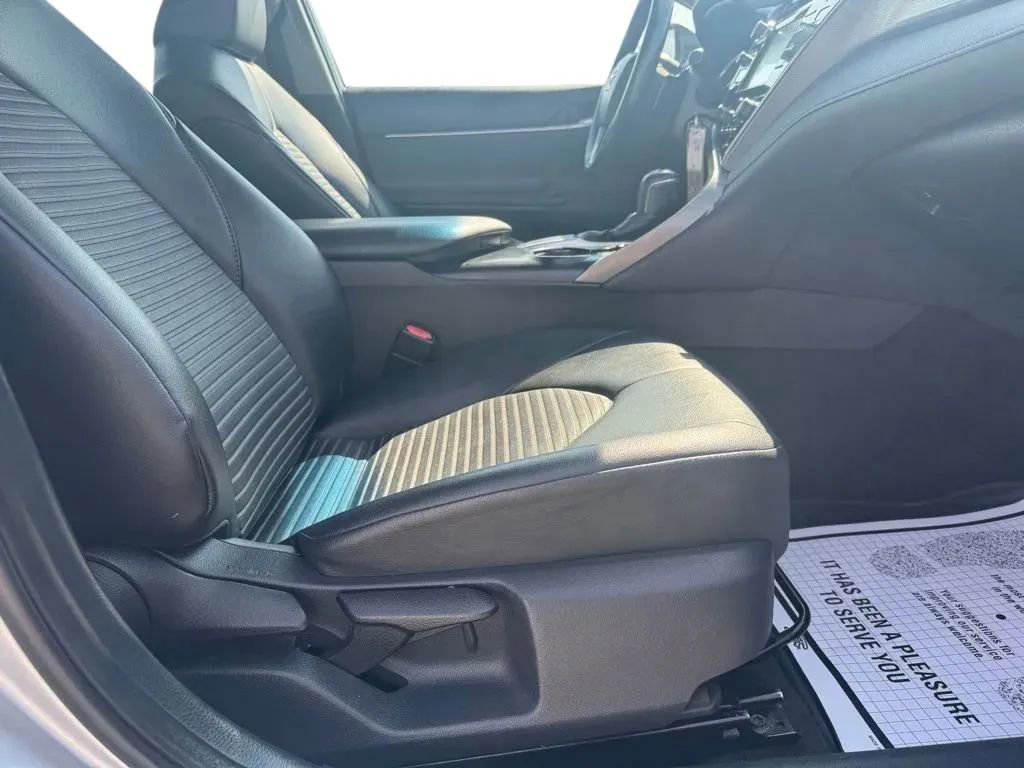 Used 2018 Toyota Camry SE FWD image 13